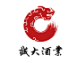 标志说明：标志以“Chengda”首写字母“C”为基本元素。远古玉作六器，以礼天地四方，寓意喜庆、兴旺、吉祥美好的前景。玉不仅是等级的标志物，更是美德的象征。从而完美的体现出诚大酒业的“诚信”品质。苍劲有力的书法笔触，与中国酒文化的悠久历史相得益彰，完美结合。龙抬头成大事，企业兴旺腾达。