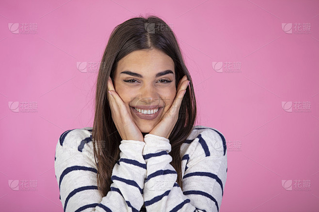 年轻漂亮女人脸上洋溢着羡慕和幸福的笑容