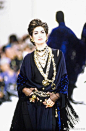 #服装设计#

Chanel 1991 秋季：物质女孩系列

山茶花、斜纹软呢外套、珍珠项链、金属皮穿链…

这些香奈儿的经典元素，风格永存，常看常新，优雅至极...展开全文c