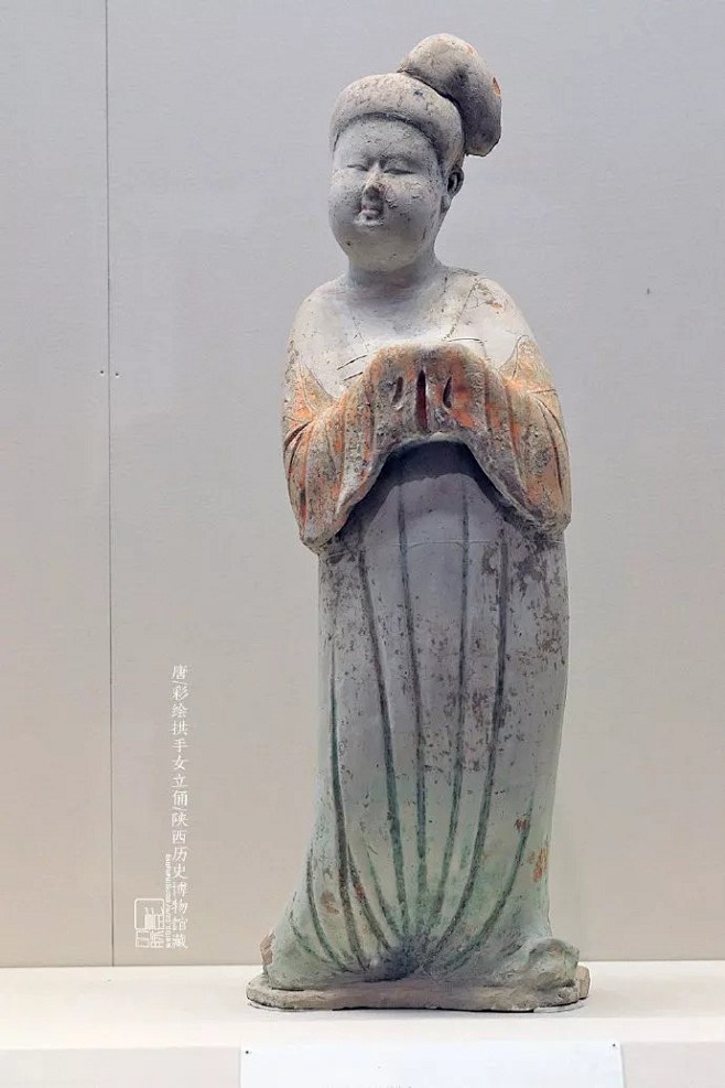唐彩绘拱手女立俑1956年陕西省西安市高楼村出土陕西历史博物馆藏橙衫