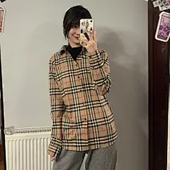 【12Y14Y成人可穿】BURBERRY 博柏利 巴宝莉 童装经典米色复古格纹棉质长袖衬衫 8014134 : Burberry（博柏利）创办于1856年，是一家标志性英国品牌具有浓厚的英伦风情，设计强调英国传统风格。其多层次的产品系列满足了不同年龄和性别消费者的需求。