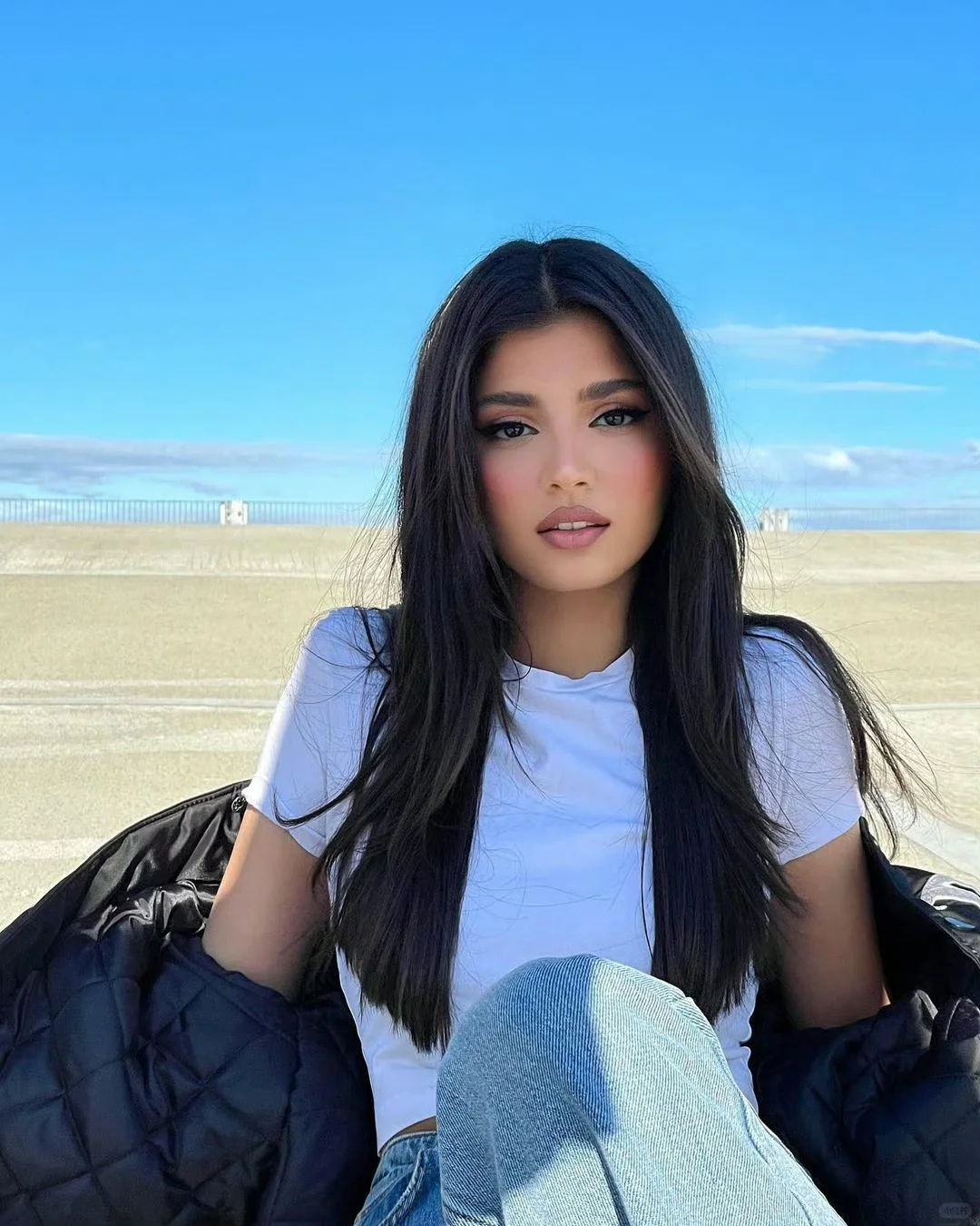 带珍珠耳环的少女女生头像_美女头像真人头像可爱