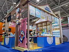                                                         ROCK 新品直播来了！在刚刚开幕的 #深圳国际礼品展览# 上，rock展出了一系列哆啦A梦联名新品！产品多到看不过来了，每个都好可爱！明天我将去到现场为大家直播，给大家近距离展示讲解，有问题的可以现场提问哈！直播地址私信自动回复！（本来要今天去的，但是临时发现要24小时核酸，只能改明 ​​​​...展开全文c                            