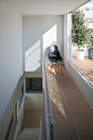 【东京的阳光住宅】Nerima House 是瑞典公司 Elding Oscarson 在2015年设计的，一栋位于日本东京的私人住宅，占地1065平方。客户想要保留老房子旁边的小花园，并且可以在家中欣赏绿色的美景。