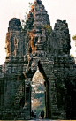 Gate of Angkor Thom in Siem Reap, Cambodia建筑，是人类最伟大的创造奇迹和艺术结晶。从古埃及大漠中的金字塔、罗马庞培城的斗兽场到中国的古长城，从秩序井然的北京城、宏阔显赫的故宫、圣洁高敞的天坛、诗情画意的苏州园林、清幽别致的峨眉山寺到端庄高雅的希腊神庙、威慑压抑的哥特式教堂、豪华眩目的摩天大楼，无不闪耀着人类智慧的光芒。