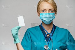 医生护士妇女戴着防护口罩和手套-显示空白名片