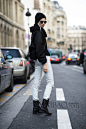 【图】超模萨沙·露丝 (Sasha Luss) 2014秋冬男装周秀场外街拍：简单随性的街头风格很有型！_模特街拍_海报时尚网