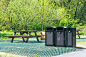现代的金属容器用于公园里的垃圾分类收集
