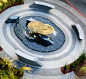 ILLUVIUM / Cliff Garten Studio : 莫菲特地方公共艺术计划是为在森尼维耳市的谷歌学园而做的，它由一系列的景观雕塑组成的六个入口广场。每个广场的焦点的组件是一个优雅的青铜喷泉,是S或Z形式的变体,与一个花岗岩基座的形状相对应。一个圆形的波纹图案，类似于把鹅卵石扔进水里的效果，从...