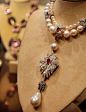 这颗醉人的水滴型珍珠皇后La Peregrina生于16世纪，曾长久流传于欧洲王室、镶嵌于皇冠之上，被谕为艺术极品。1969年，伊丽莎白·泰勒的丈夫李察·波顿买来致赠给她，并交给Cartier精心制作成珍珠坠项链。美艳钻石与润泽珍珠相遇，精致之美令人心动不已。@北坤人素材