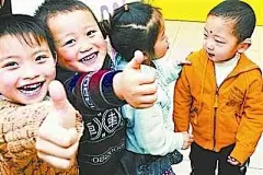 [班里来了“流动儿童”] 家长询问：孙子班里来了“流动儿童”殷老师，我的孙子上幼儿园中班，他们班上最近来了好几个外地来南京打工人家的小孩，这段时间孩子回家有时候会说一些我们听不懂的话，好像是什么地方的方言，偶尔还会骂人。请问殷老师孩子和这样的孩子在一起会不会有问题？专家回答：“流动儿童”并不是问题儿童这位老人，您好！看得出来，您对孩子十分关心，也很注意观察孩子的成长变化，您所提出的问题我从下面几个方面给您做个解答。首先，走出家门进入幼儿园的孩子，他们的活动范围进一步扩大，社交......
