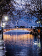 Pont des Amours, Annecy, France by Capucine Lambrey。法国高萨瓦省的安锡湖畔的安锡小镇，又译安纳西，以勃朗峰为背景，有丰富的自然景观。法国的依云矿泉水和安纳西湖是同源，是法国最干净的湖哟！在安纳西湖所有的桥中， Pont des amours（爱之桥）可谓既古老又名声显赫。名字的由来有两个版本，其中一个浪漫的说法，就是卢梭和华伦夫人一段惊天地，泣鬼神的爱情故事，传说无法验证，美好凄惋的故事或许是它吸引人们前来驻足的动力吧。 #美景# #景点# #古镇#