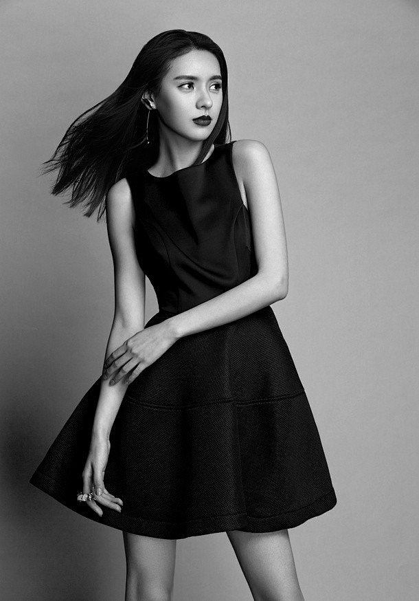 美女明星张予曦黑白写真图片