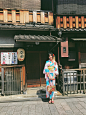 在京都穿的一天&遇见⛩️伏见稻荷大社 : 去日本一定要穿一次和服呀 早早的TB定好和服浴衣和发型 [夏天建议穿浴衣] 和服是在花见小路上的一家 早早去挑好了做好了发型美美哒坐电车去⛩️ 小tips:和服建议不要选红色(容易