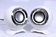 白色背景球形扬声器