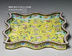 老猪的碎碎念
7小时前
历史博主 2022年辰星计划博主 微博旅行家
发布于 河北
不看落款，还以为是现代作品。
康熙官窑具有「错视」效果的瓶子..

头一回见这种造形特殊的方盘，口及器身设计成波浪形，底周镶镀金铜边。盘面以黄色珐瑯料为地，纵横交错的蓝线将底面分成二十五个银锭式方格，内绘各类花卉。应该是从西洋传教士这引进的西洋风尚。