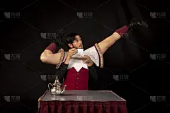 两位演员用维多利亚时代的服装，在黑色的背景上，演绎着英国茶的时间