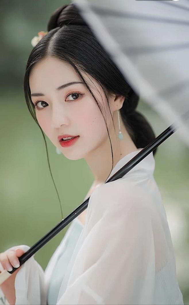 南海有鲛人，水居而如鱼，泣泪生珠，鲛绡绮丽，出水融沙，化为云雨。