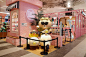 LINE FRIENDS CAFE & STORE：▶【台北-信義區】LINE FRIENDS Cafe & Store（新光三越A11店）☞「巨型熊大妹（熊美）」登台超吸睛，「CHOCO'S HOUSE」時尚明星商品與「LINE FRIENDS主題咖啡廳」可愛到爆！台北拍照打卡景點！同場加映：排隊ZAKUZAKU棒棒泡芙。