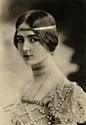 巴黎芭蕾舞者Cléo de Merode（1853-1909），享誉欧洲及美国。除了舞艺精湛之外，她拥有“惊人的美貌”，她那张脸曾是20世纪初巴黎“美好年代”的象征。她是当时巴黎仕女的流行指标，巴黎社交界的男男女女都热衷于谈论关于她的一切——服饰、发型，还有代表当时上流社会审美极致的细腰。 ​​​​