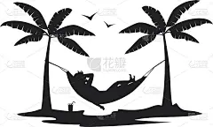 人放松躺在吊床上的海滩下棕榈树剪影的场景