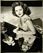 秀兰·邓波儿：
    Shirley Temple（1928-04-23至2014-02-10）：生于美国加利福尼亚圣莫妮卡。美国电影演员、著名童星。1934年成功出演歌舞片，开始银幕生涯。1999年被美国电影学会选为百年来最伟大女演员第18名。
    代表作：海蒂，小公主，可怜的富家小姑娘，亮眼睛，威莉温基
    秀兰·邓波儿是20世纪30年代偶像级的童星，她以标志性的金色小卷发和带有酒窝的微笑融化了许多观众的心，是美国在黑暗的大萧条时期的一抹最亮的颜色。在那个金钱短缺、工作难找的颇具挑战的时期，