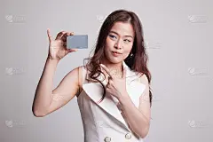 年轻的亚洲女子指着一张空白卡片。