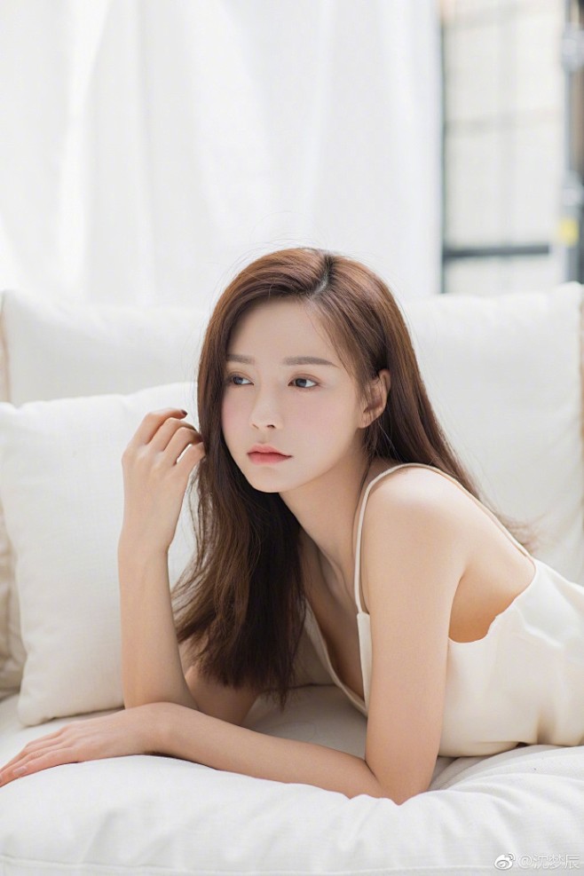 组图沈梦辰晒私房美照送祝福简约小吊带舒服干净很少女沈梦辰晒出一组