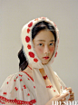#谭松韵复古童话大片#  她身穿鹅黄色蕾丝长裙配同色系发带甜美可爱，妆容粉嫩精致好像童话里古灵精怪的小公主，油画风质感高级又清丽。 ​​​​