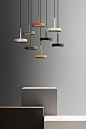 Overfly | Olev : Dettagli godronati Overfly è una lampada a sospensione leggera ed elegante. La lavorazione godronata incrociata impreziosisce e riveste tutto il perimetro del disco inferiore creando raffinati riflessi di luce. 6 colorazioni La stessa lav