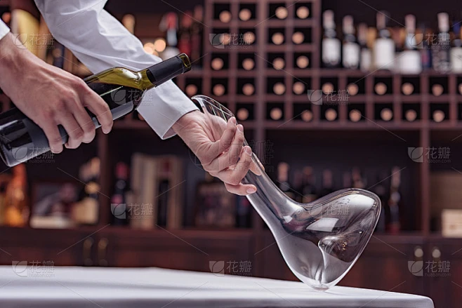 斟酒师倒红酒素材-花瓣网