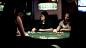 一群人在扑克俱乐部赌博