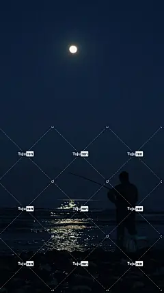 一个男人晚上在海滩钓鱼