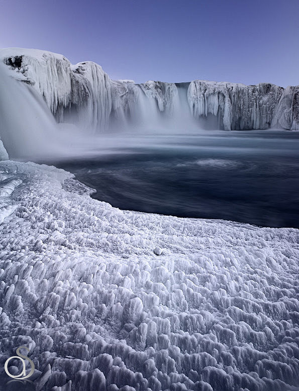  上帝瀑布（Godafoss）的壮美景色...