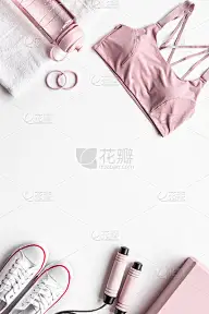 运动时搭配运动鞋和运动服。俯视图