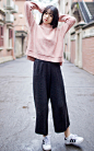 粉色马海毛混纺，小高领套头毛衣，搭配高腰竖条阔腿裤，复古文艺范。
