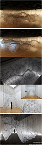 Reverse of Volume 云雨巫山装置,日本艺术家 Yasuaki Onishi 使用最简单的材料：半透明的塑料薄膜，黑色胶水，钓鱼线---创建出宛如漂浮在空中的山或云的景观。最后的对象呈现明晰，让人只记得塑料布的形式。