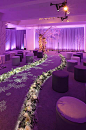 婚礼灯光-整体紫色环境光，灯光投射到仪式通道的雪花，和发着亮光的路引，营造出仙境般的仪式场地