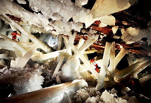 这个巨大的水晶洞穴就埋藏在奇瓦瓦沙漠奈加...