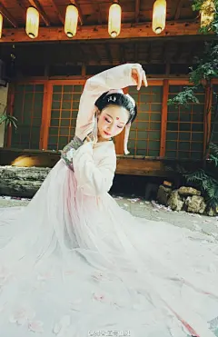 【舞蹈教学视频】L《半壶纱》成品舞教学视频（高清） 前天发了段程老师的古典舞视频《半壶纱》，大家很喜欢，裙子很美，不过把脚挡住不太好发挥，那个版本作为即兴的应景欣赏，这里专门录制了更适合学习的教学版本。正面，背面，我的讲解都在里面了，分享给大家，我推荐想学习收藏的看这版，更实用一些，顺便讲解了一...展开全文c