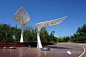 “夏日阳光”：位于海滨路城市展示中心南，5组雕塑分别高约8米、6米、5米，不锈钢制作。寓意：靓丽文明滨海新区和包容大气的业达新城像夏天的阳光一样炽热奔放。