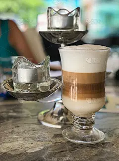 咖啡桌上的玛奇朵拿铁。