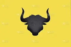 新年快乐和圣诞贺卡的时尚色彩。黄色和灰色是2021年的颜色。公牛的剪影是用纸剪出来的。牛年。