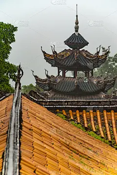 中国丰都宗教鬼城的宝塔屋顶和长黄屋顶结构。