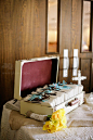 常见婚礼装饰元素之复古旅行箱(四) 更多灵感请点：http://t.cn/8sXZpSs
