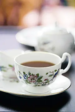 【英式早茶】如果单饮一种红茶，味道难免过于单一，但将不同红茶混搭来喝，除了让滋味更有层次之外，也能彼此互补。将锡兰红茶、肯亚红茶和阿萨姆红茶以2 ：2 ：1 的比例搭配，就是很传统的英式早餐茶了，当然你也可以根据自己喜欢的口味来调和这三种经典的红茶