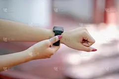 他的手和黑色手表知道时间，概念，时间