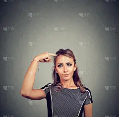 带着疑问思考的女人。体贴的女孩挠着头抬头解决问题