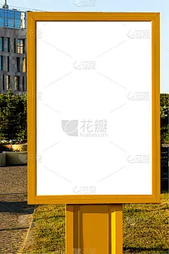 城市街道黄色广告牌以白色背景作商业广告，文字说明。