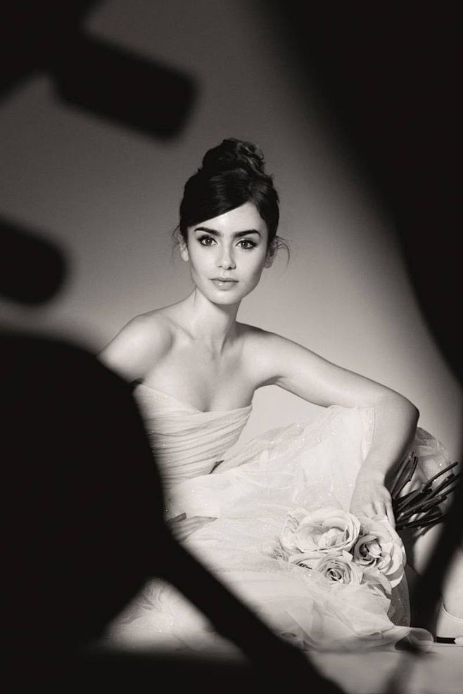 Lily Collins 
